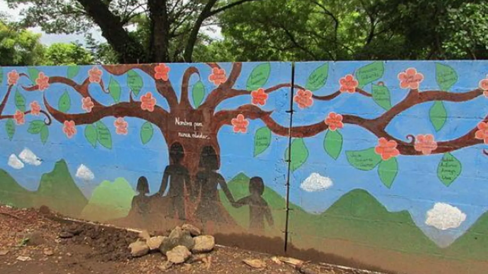War memorial mural - Nuevo Gualcho, El Salvador. Credit: Amelia Hunt