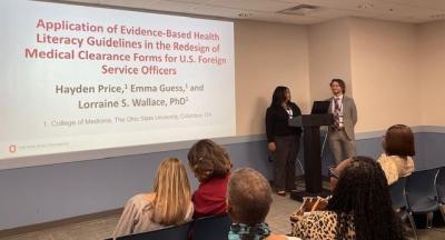 2 students making a presentation to an audience