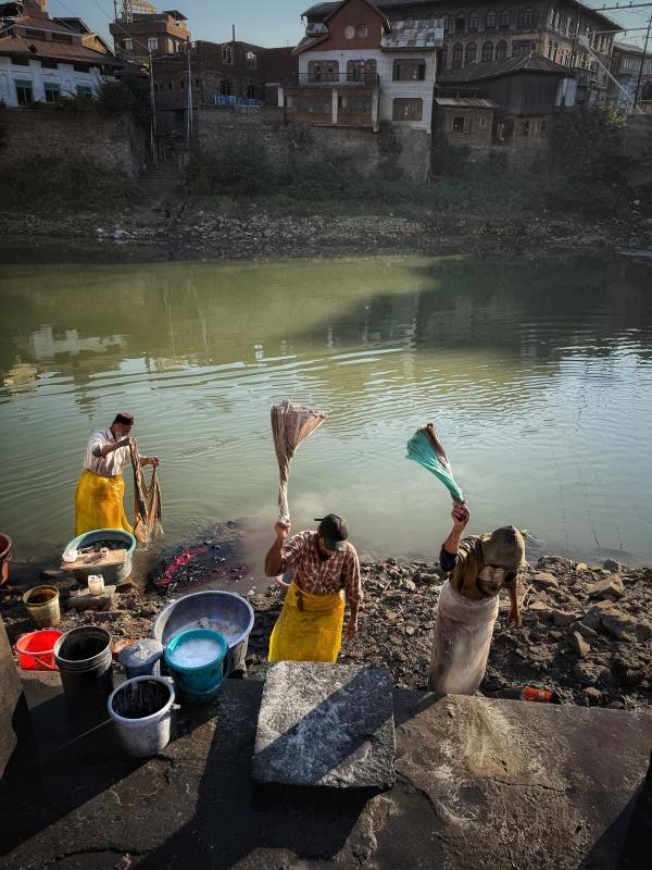Beating and sloshing the shawls on Jhelum banks
