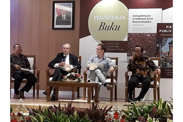 Bill Liddle (second from left), professor emeritus of political science, speaks at the National Library in Jakarta with his co-authors (left to right) Kuskridho (Dodi) Ambardi, Tom Pepinsky, and Saiful Mujani.