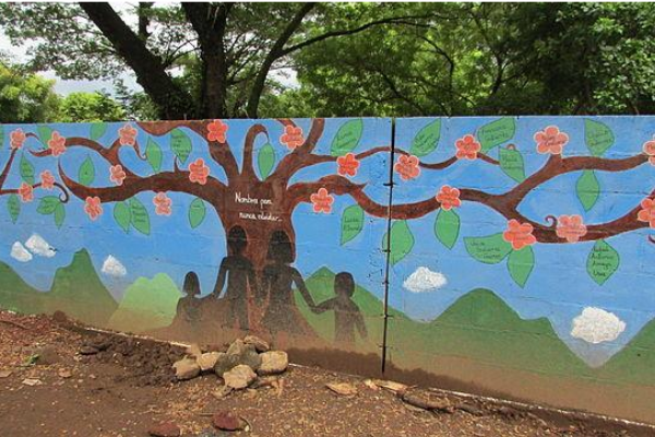 War memorial mural - Nuevo Gualcho, El Salvador. Credit: Amelia Hunt