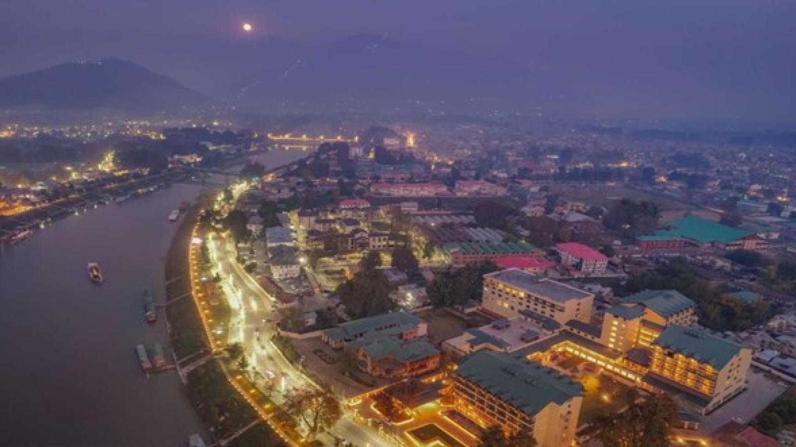 On the right side of the Jhelum riverfront there is a boom in the construction of hotels, cafes, and malls. 